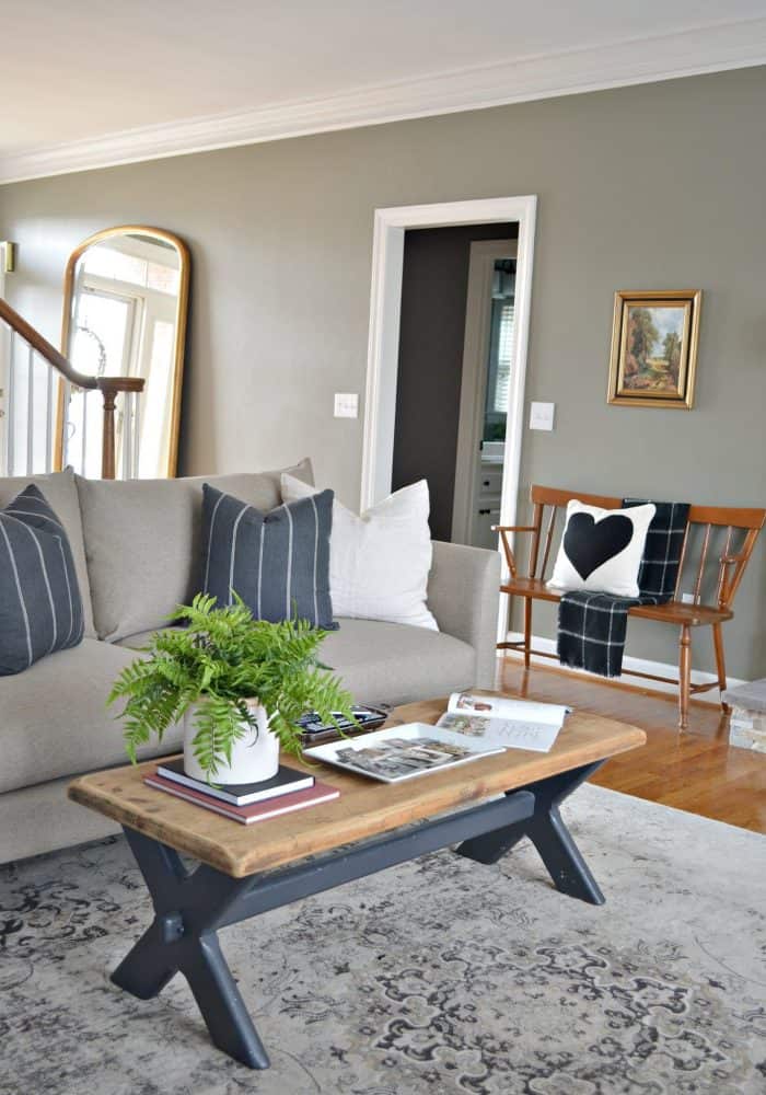 Living room makeover mixing modern, classic and vintage to create a comfortable and updated room.