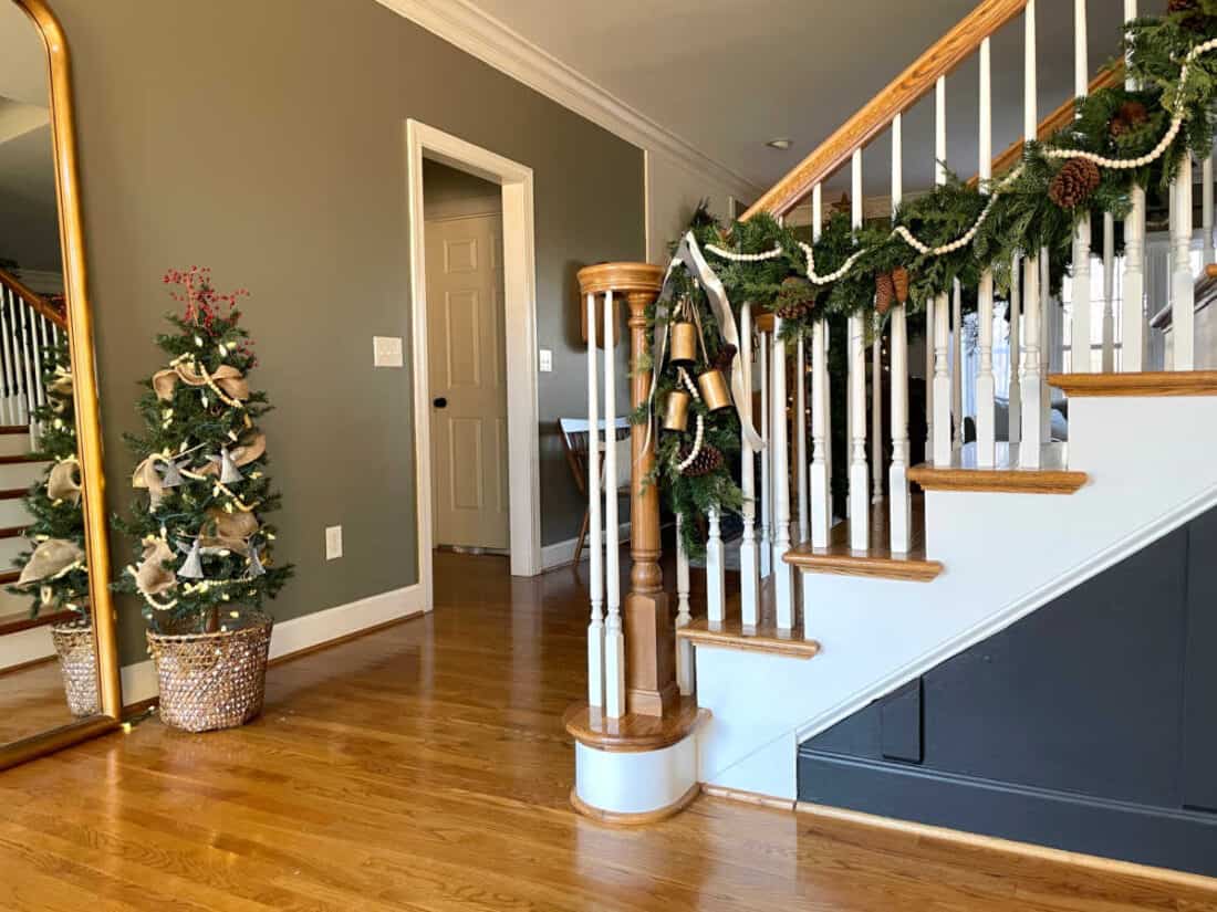 Christmas 2021 Day Tour stair garland