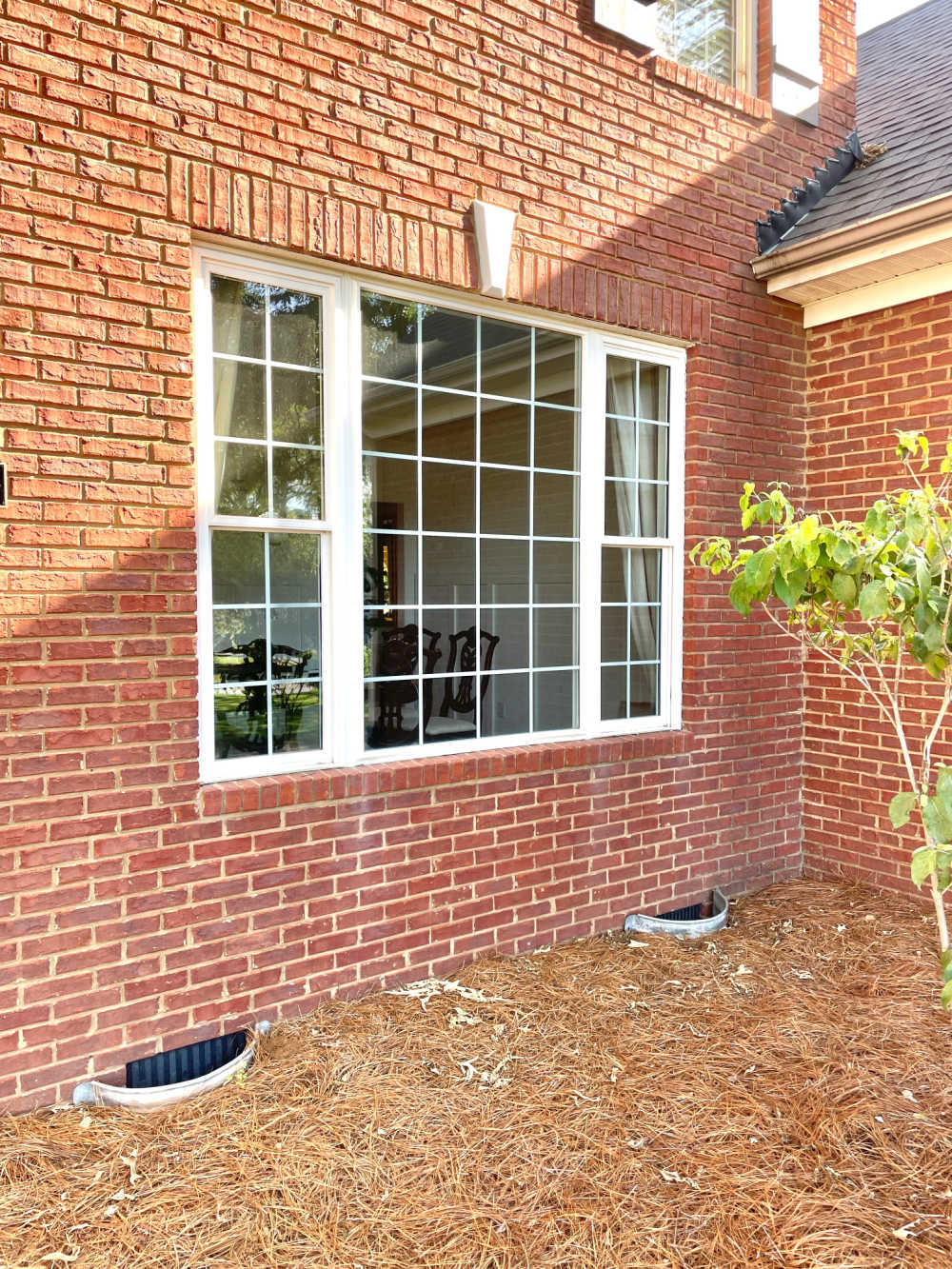 Dining room triple window without shutters