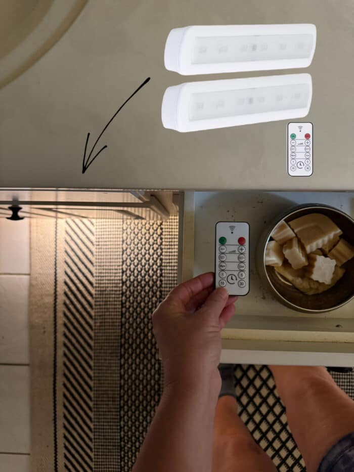 Under cabinet light bar, battery operated