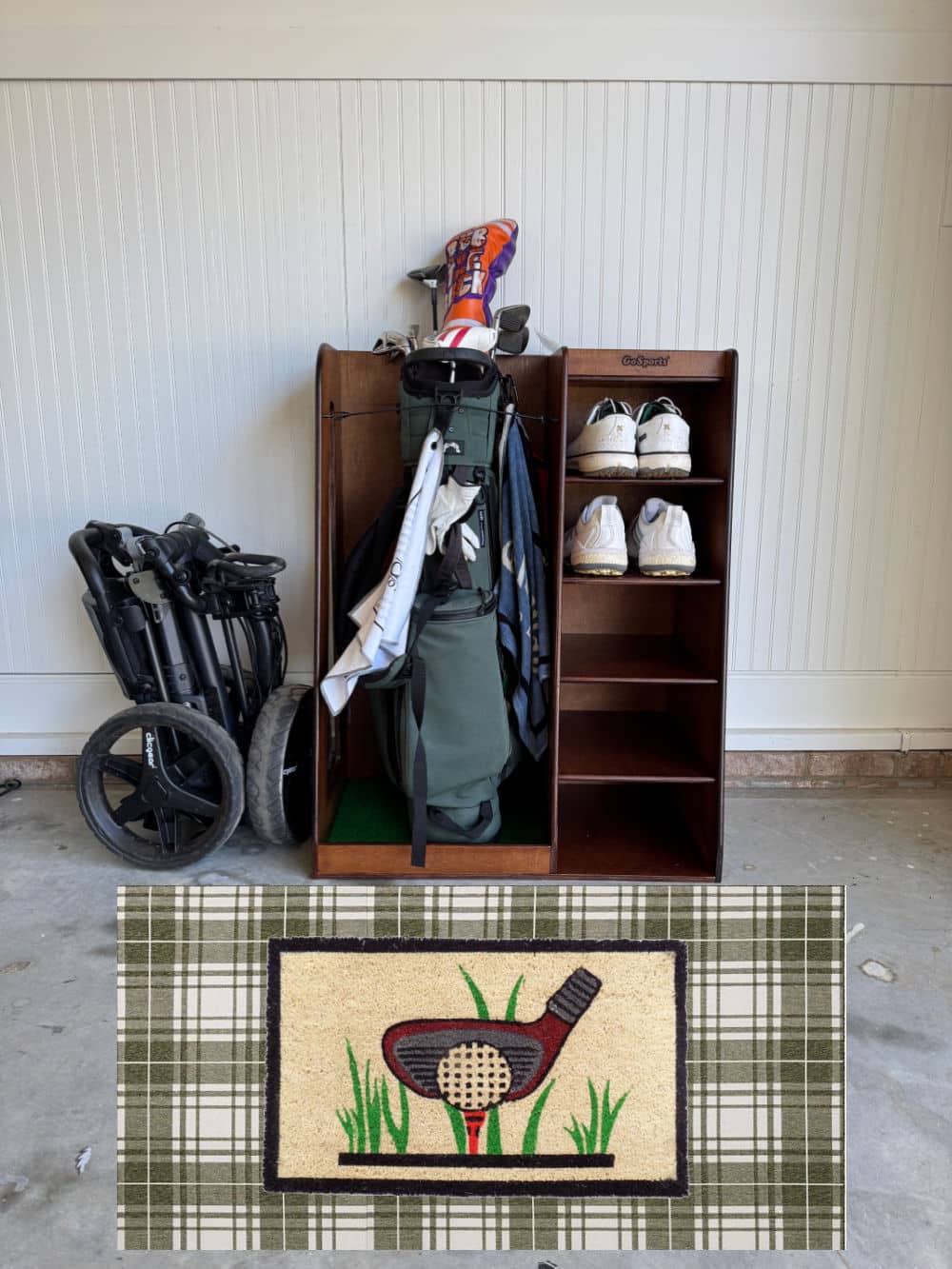 rug ideas to decorate in front of the golf bag organizer
